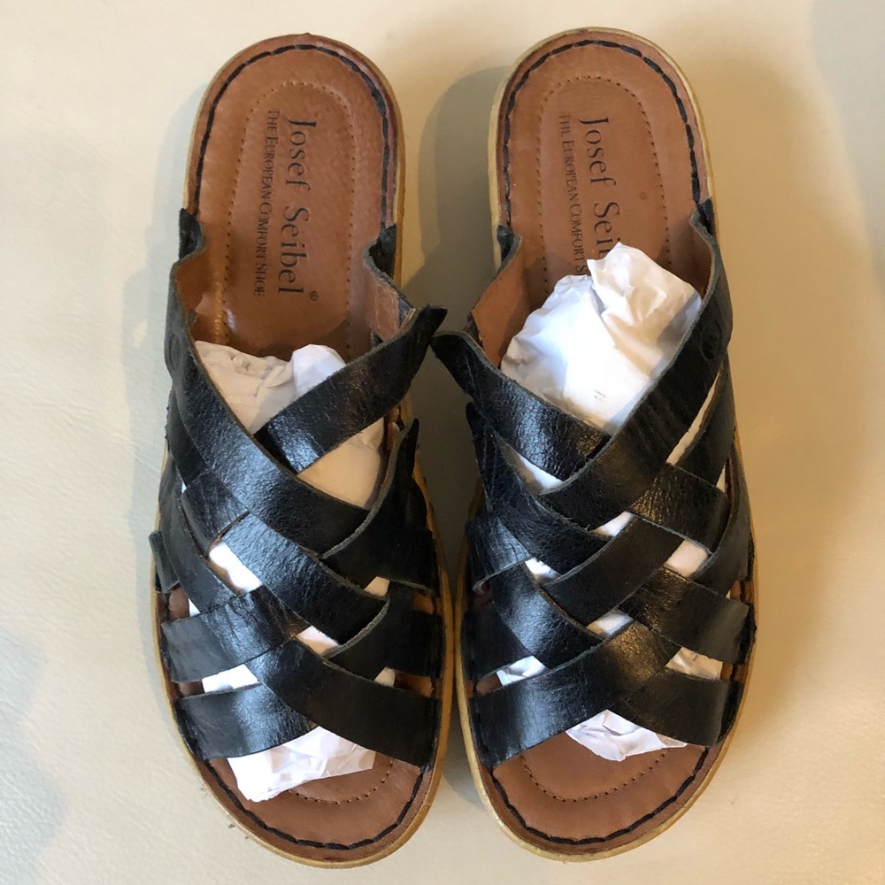 Josef Seibel navy blue clogs. Leather upper.